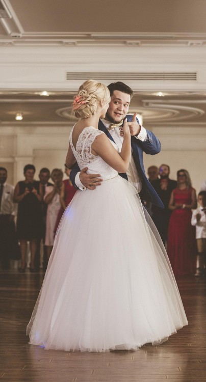 Suknia ślubna z delikatnym złotym paseczkiem rozm. 36/38