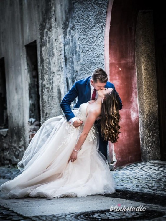 Suknia ślubna w ciepłym odcieniu brzoskwini z gipiurami