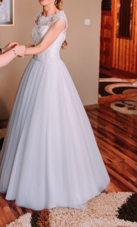 Sprzedam suknię ślubną z długim welonem