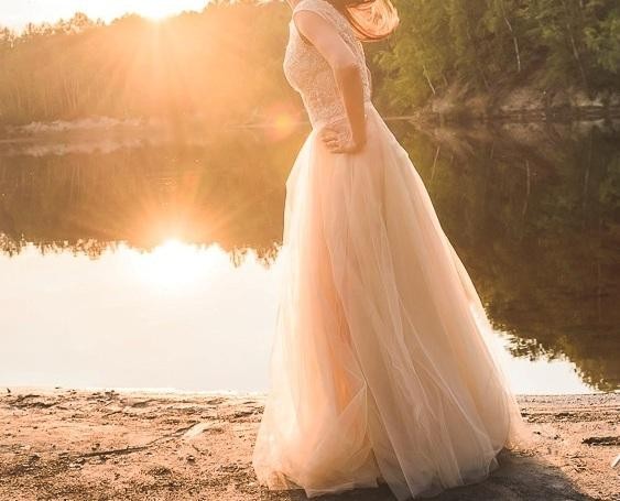 Oryginalna, zwiewna suknia w kolorze szampańskim