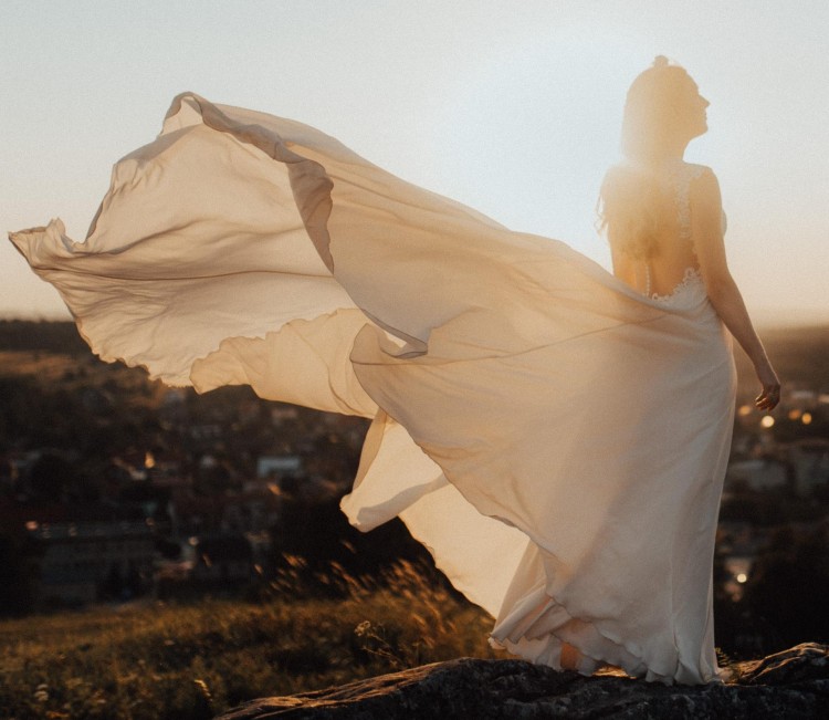 Zwiewna suknia Lillian West 2018