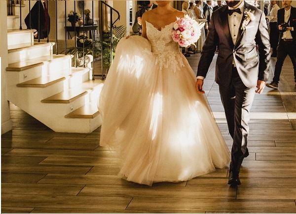 Piękna suknia w typie księżniczki w kolorze powder rose