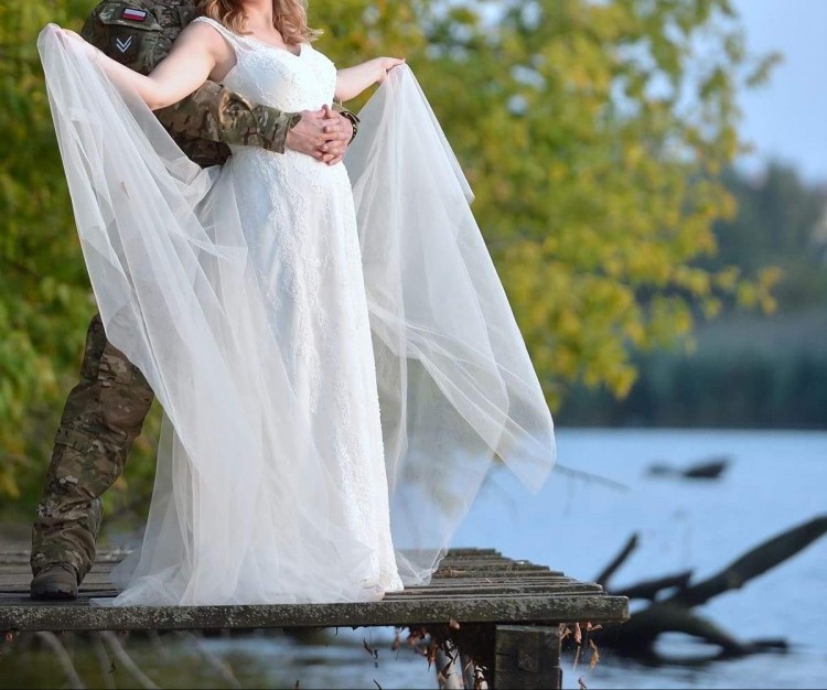 Wyjątkowa koronkowa suknia z trenem !