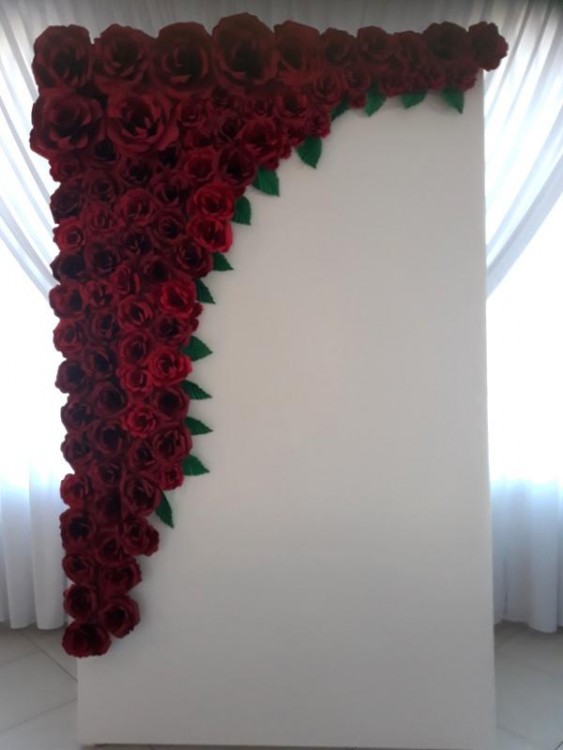 Dekoracyjna ścianka czerwone papierowe róże