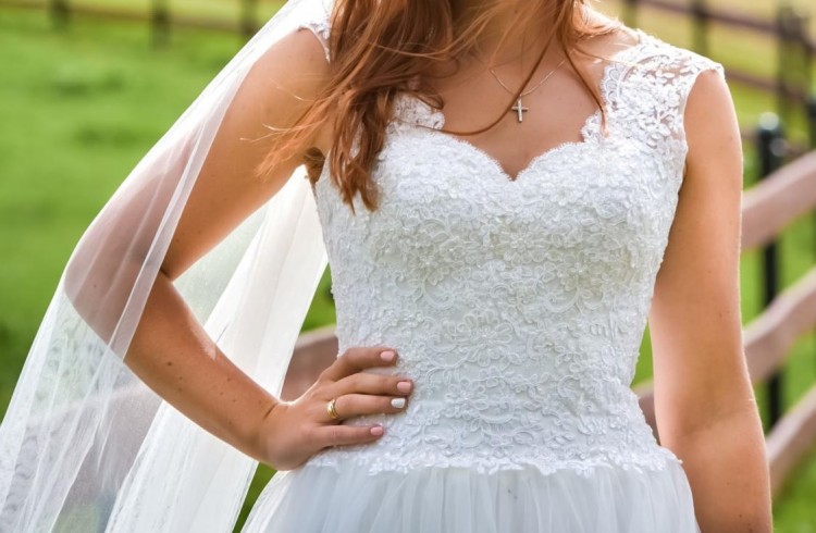 Nietypowa suknia ślubna i welon