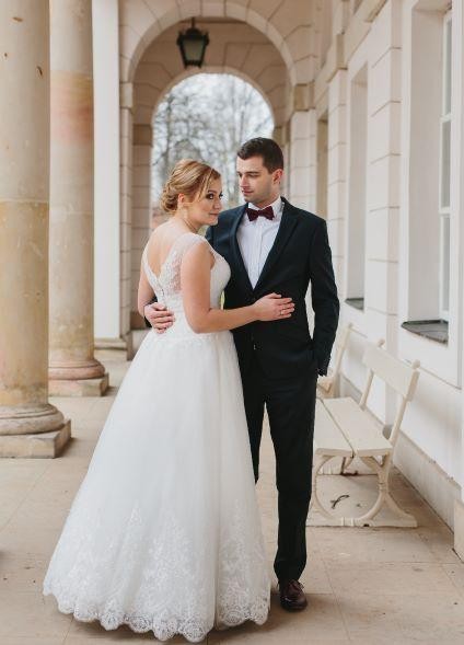 Suknia ślubna z elementami koronki