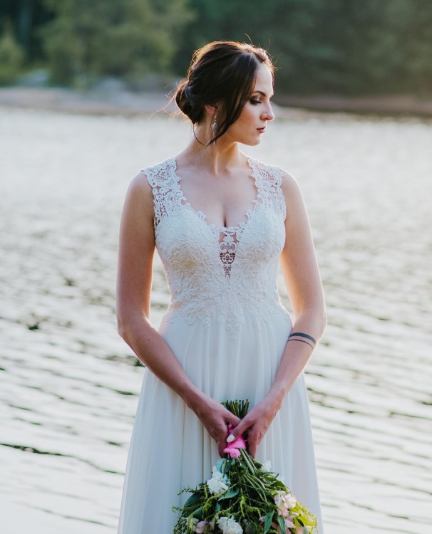 Cudowna BOHO Suknia Lillian West 2018 - 6484 + welon