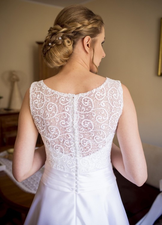 Suknia firmy MS Moda.  Model Suri + halka z kołem