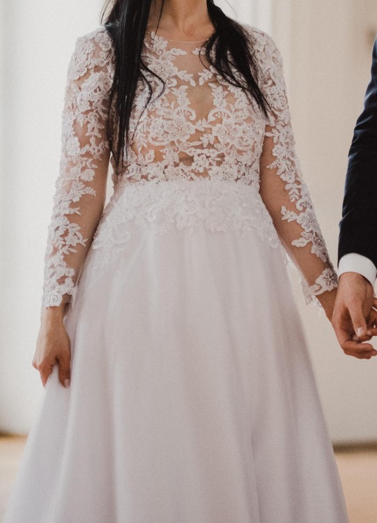 Suknia koronkowa z długim rękawem