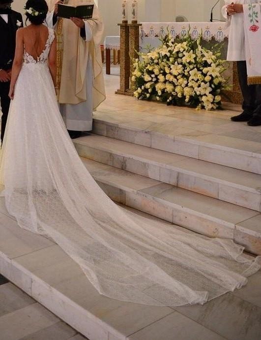 Suknia ślubna z trenem