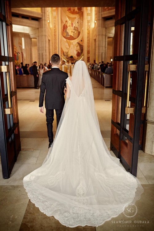 Suknia ślubna z przepięknym trenem i dodatkami