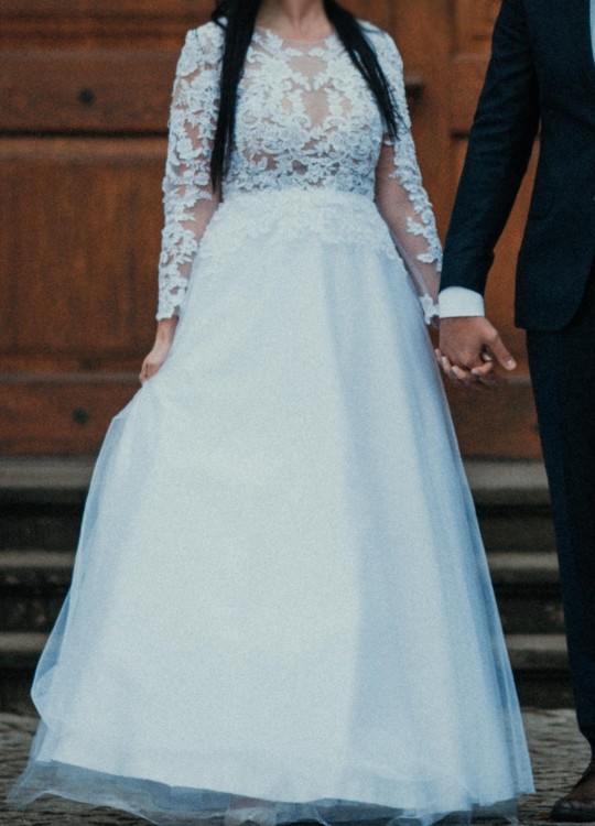 Suknia koronkowa z długim rękawem