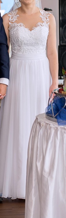 delikatna suknia ślubna