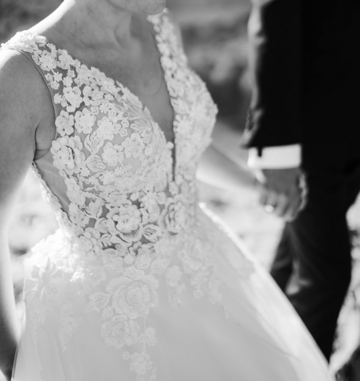 Suknia ślubna z koronką i odkrytymi plecami r. 34/36