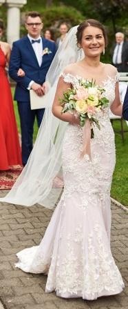 Suknia ślubna syrenka w modnym kolorze nude