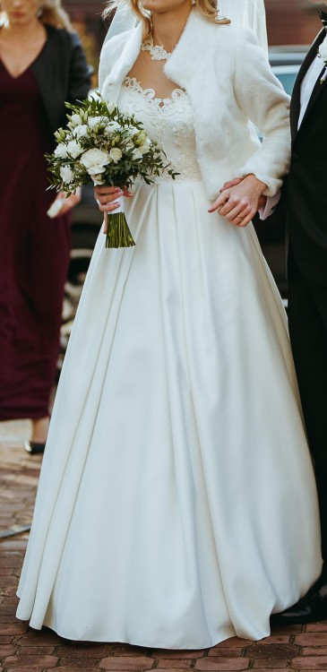 Elegancka suknia ślubna