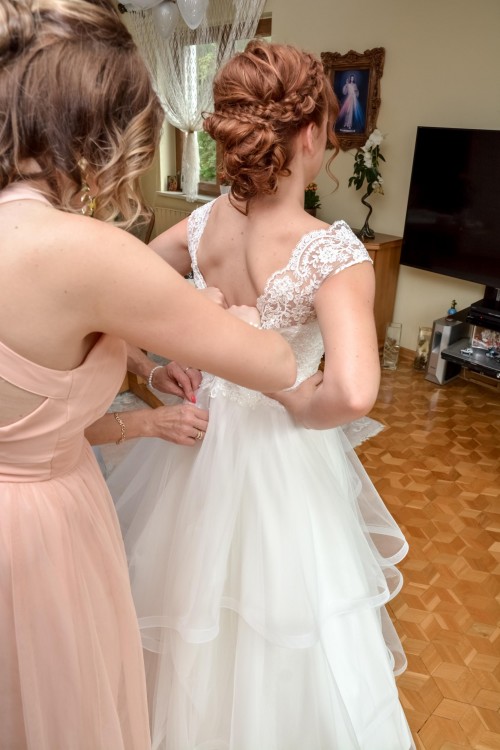 Niepowtarzalna suknia ślubna z długim welonem