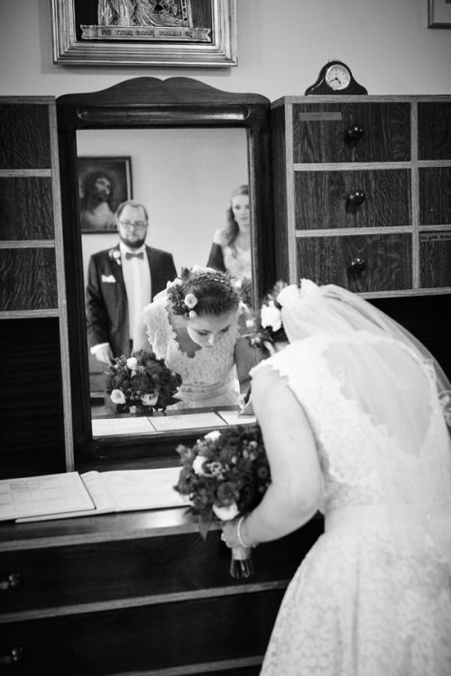 Krótka koronkowa sukienka ślubna