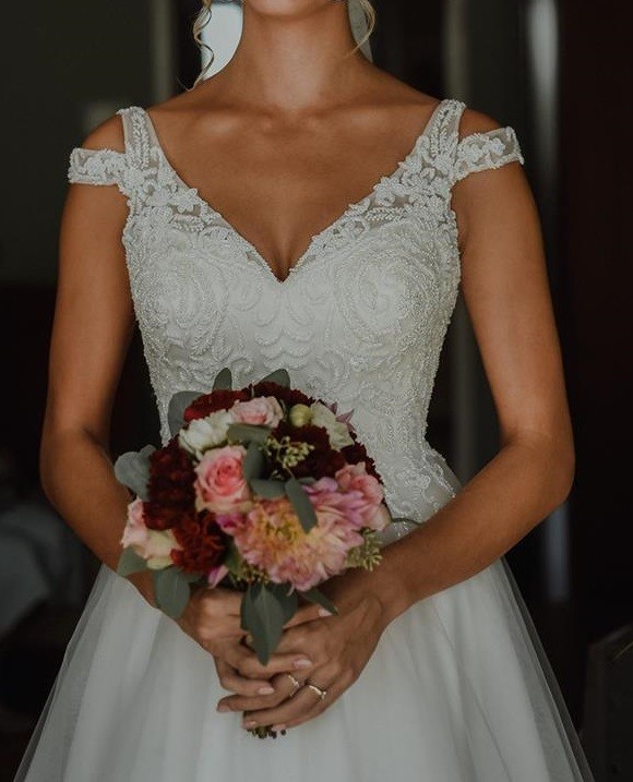 Pięknie zdobiona suknia ślubna z kolekcji Morilee