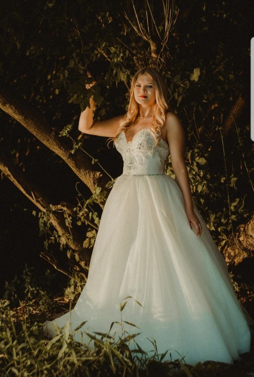 Piękna suknia ze zdobionym gorsetem