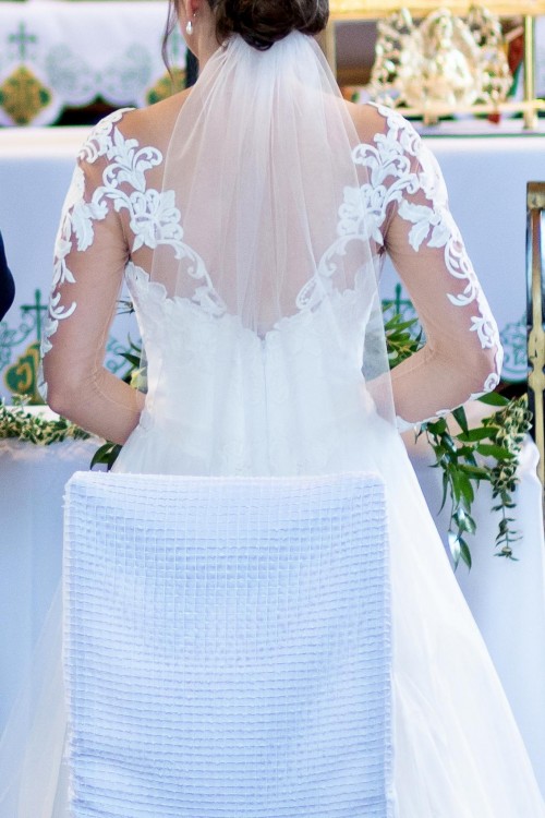 Piękna suknia, koronkowy gorset i rękawy