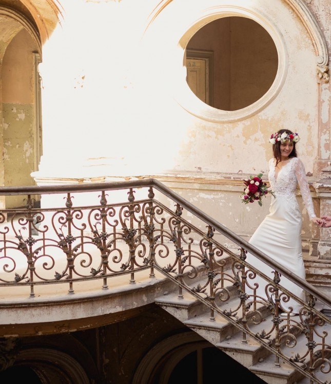 Elegancka koronkowa suknia slubna