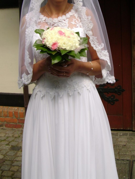 sprzedam suknie ślubną z welonem