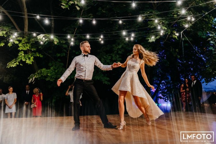 Dominiss Diora. Krótka suknia ślubna.