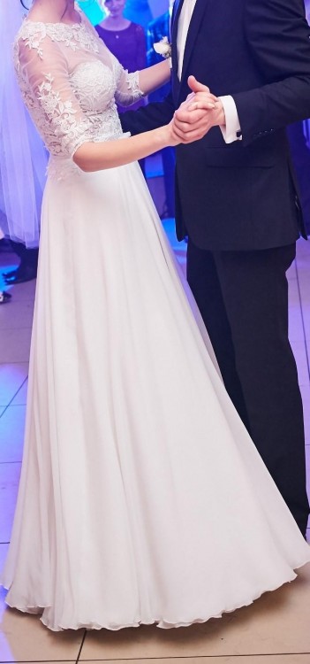 Śmietankowa suknia z gipiury i muślinu jedwabnego.