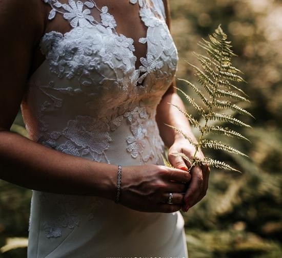 Kobieca i zmysłowa suknia ślubna