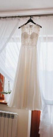 Suknia ślubna z trenem