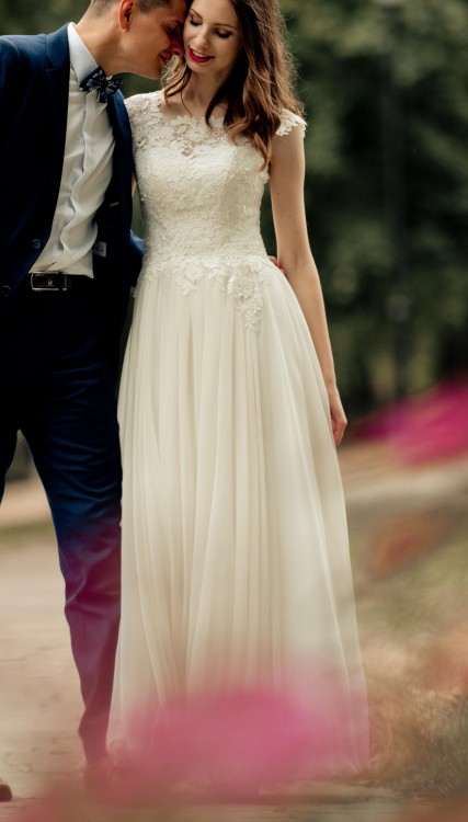 Delikatna suknia ślubna