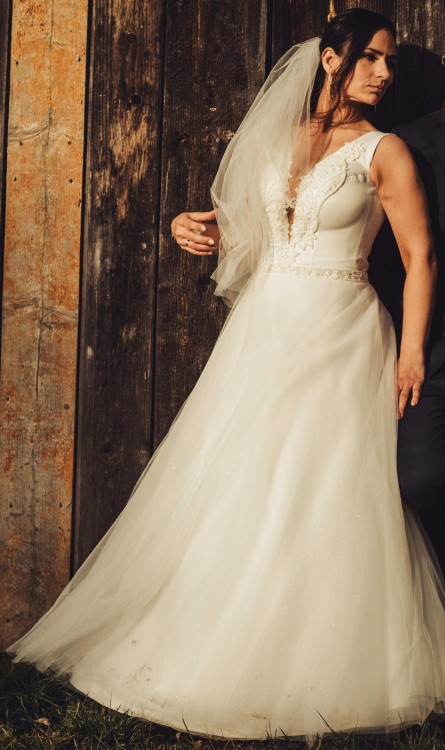 Śmietanowa suknia ślubna (duży biust)