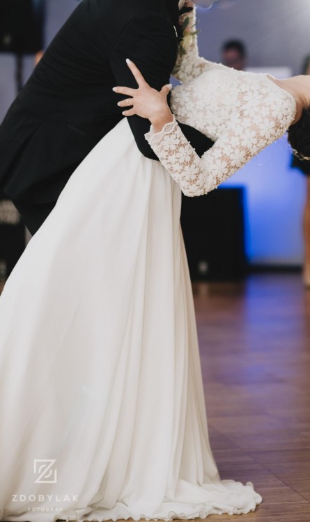 Suknię Annais Bridal-model MONOLA z 2019 roku.