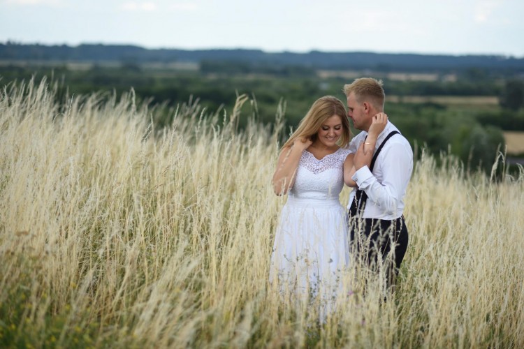 Suknia ślubna rozm. 38 z rozporkiem