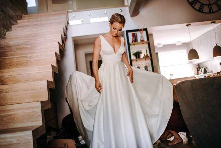 Sprzedam piękną, klasyczną suknię ślubną