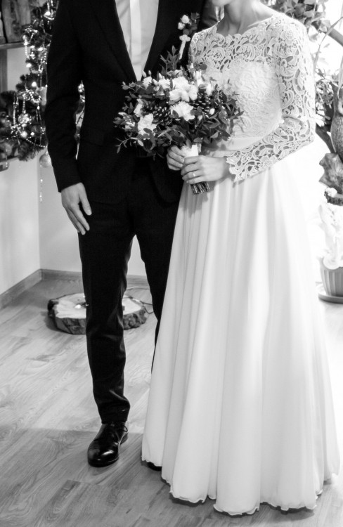 Piękna muślinowa suknia ślubna z długim rękawem