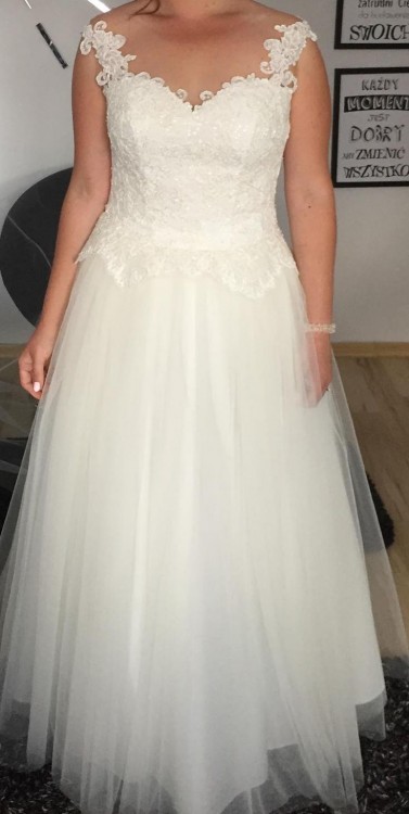 Idealna Suknia ślubna kolekcji "Carmen" + długi welon