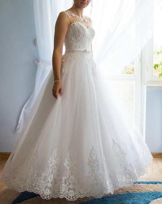 Wyjątkowa **suknia ślubna** z koronką +2 welony i biżuteria