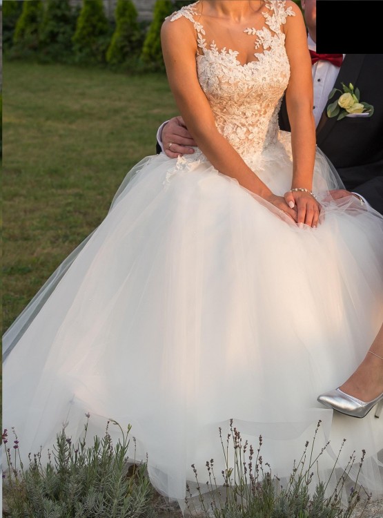 Suknia Ślubna Ms Moda Arsenie - model z brokatowym dołem