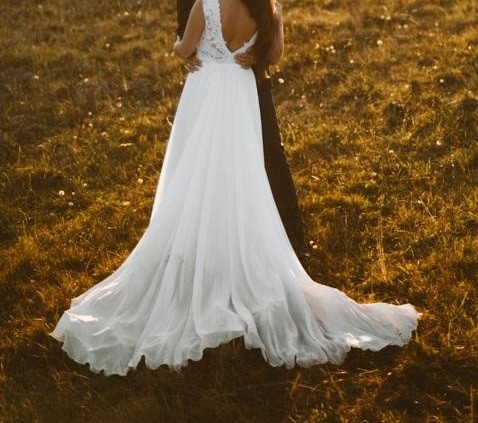 Suknia ślubna Laura z salonu z dopinanym trenem