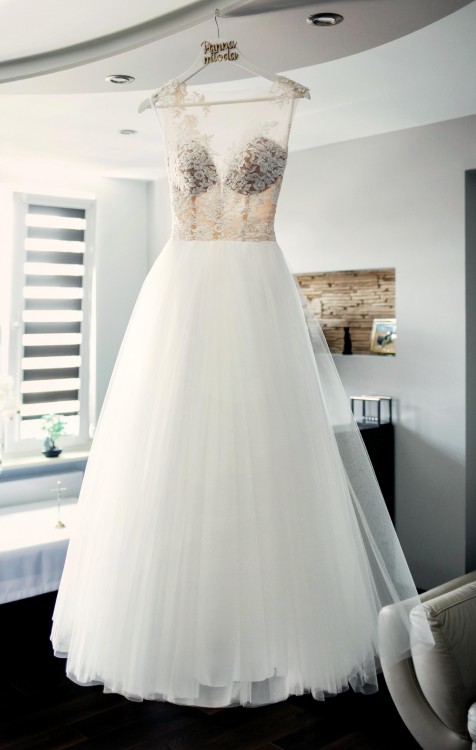 Suknia Ślubna Milla Nova z długim trenem +długi welon