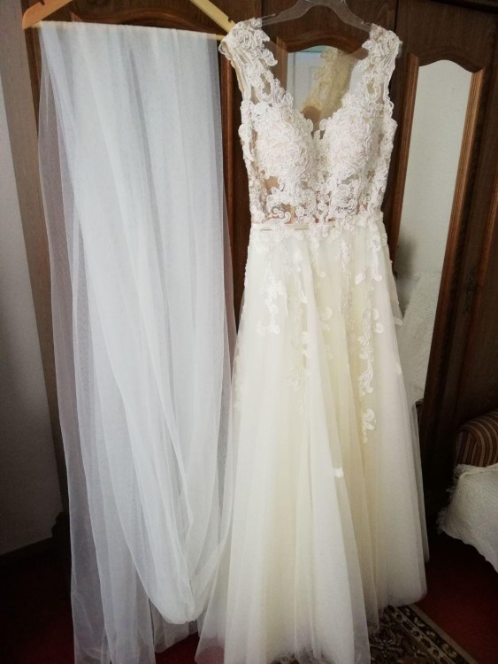 Piękna suknia ślubna Pronovias w kolorze IVORY