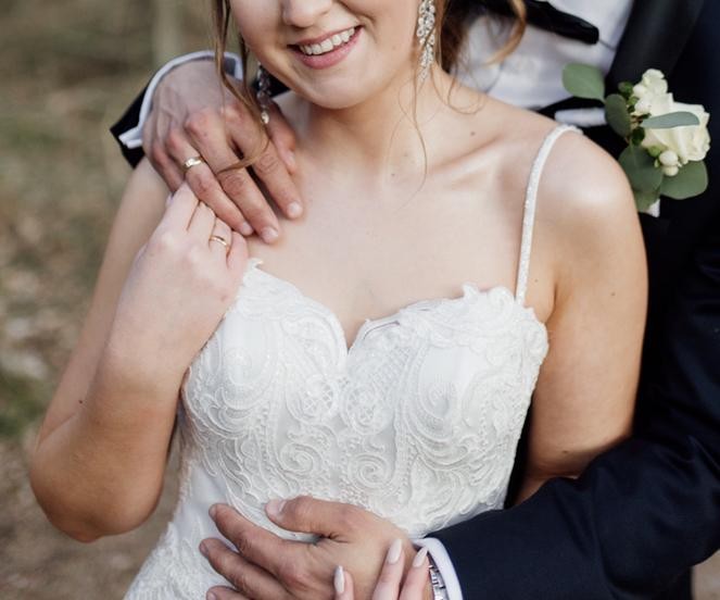 Suknia ślubna w fasonie rybki z podpinanym trenem