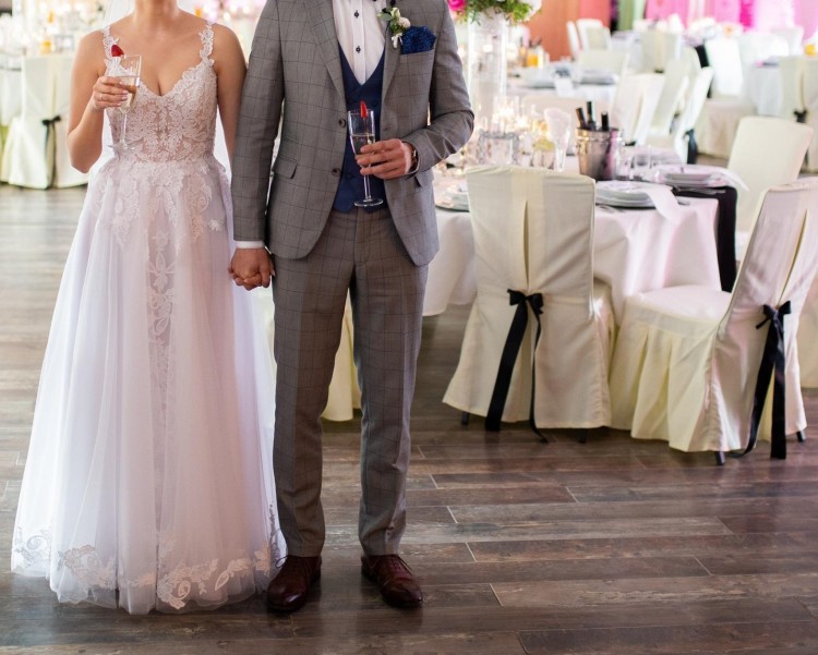 Koronkowa, lekka i wygodna suknia na Twój wielki dzień!