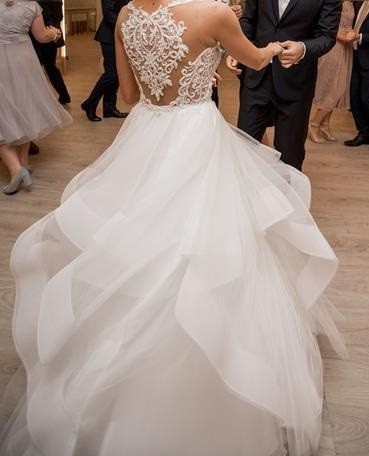 Suknia princessa z falbanami, koronka ze zdobieniami