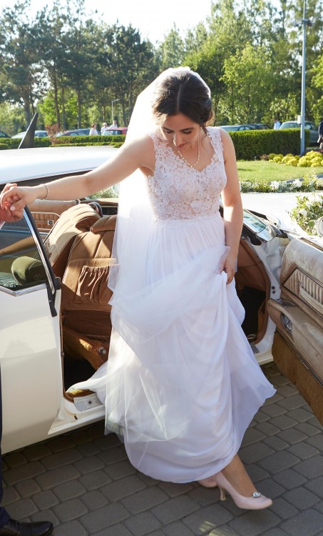 Lekka, zwiewna suknia ślubna