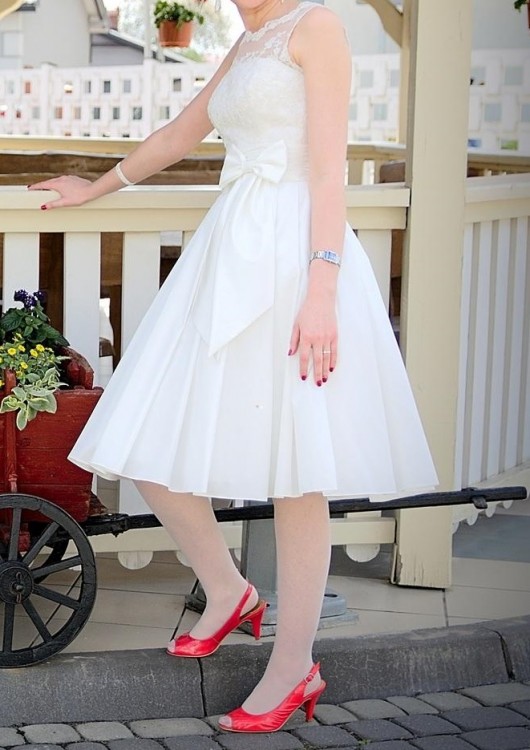 Krótka suknia ślubna z koronką i taftą