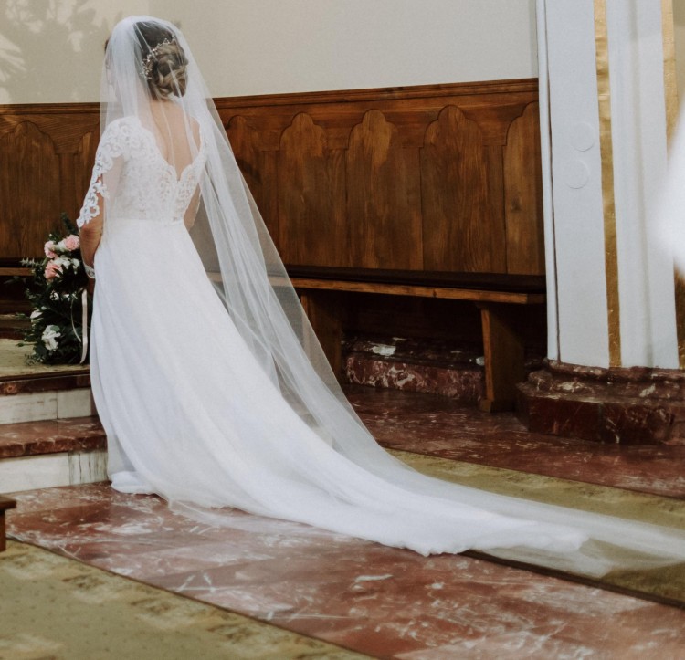 Sprzedam muślinową suknię ślubną.