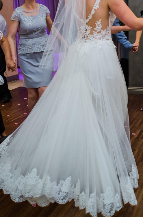 Sprzedam suknię na wysoką osobę